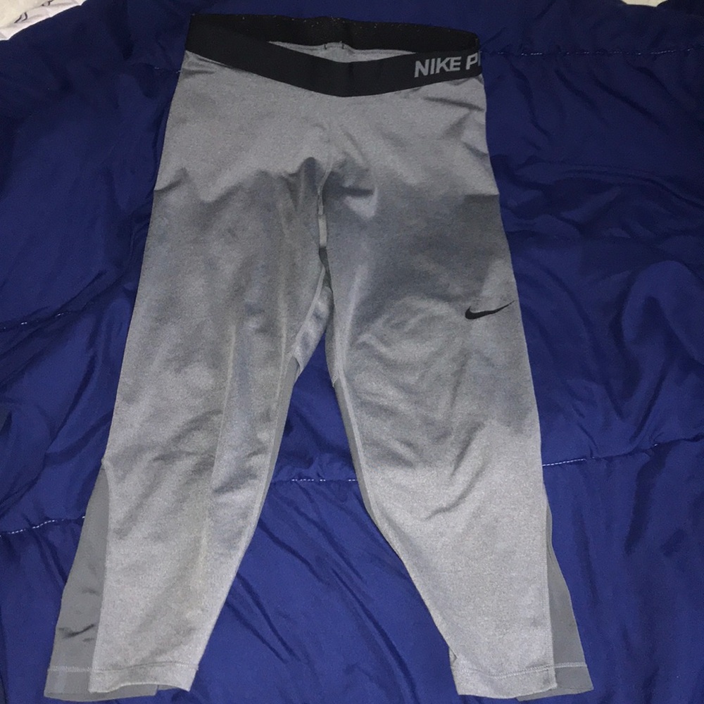 Women’s dri-fit Nike pro crop leggings size large